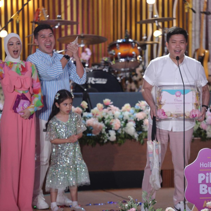 <p>Pemenang selanjutnya untuk kategori Peralatan Dapur Pilihan Bunda 2023 dimenangkan oleh Oxone. Perusahaan yang berdiri sejak 2001 ini merupakan brand produk kebutuhan rumah tangga terbesar di Indonesia. "Terima kasih banyak karena Oxone selau menikmati Bunda untuk bisa berkreasi memasak untuk keluarga, supaya ke depannya kita bisa berinovasi menjadi chef di rumah," kata perwakilan dari Oxone. (Foto: Agung Pambudhy/ Detik.com)</p>