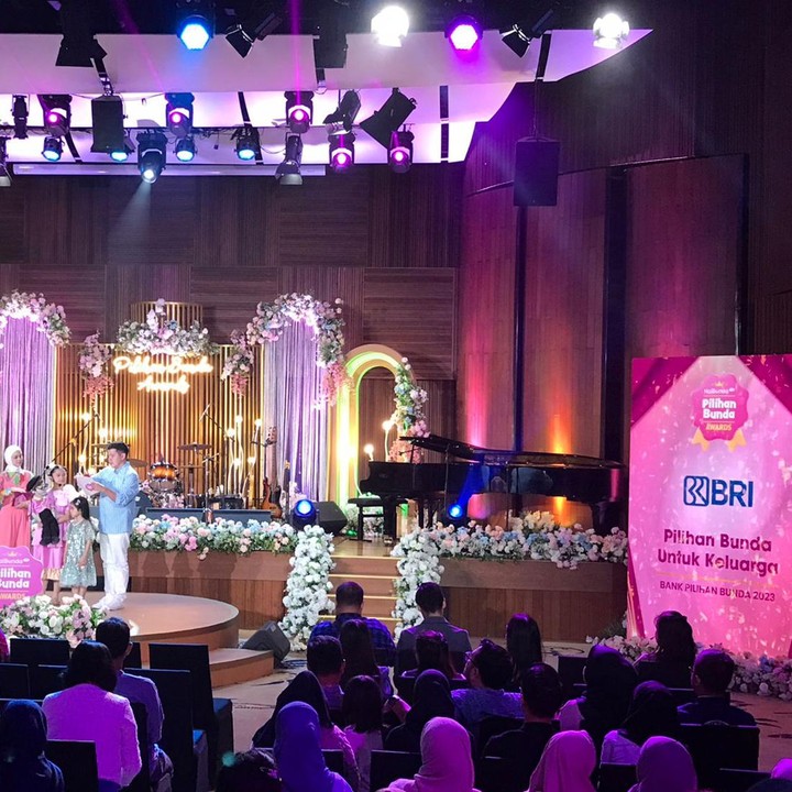 <p>Pilihan Bunda Awards 2023 selanjutnya dimenangkan oleh BRI untuk kategori Bank Pilihan Bunda. Ini menjadi kali kedua BRI memenangkan penghargaan di kategori yang sama. (Foto: Mutiara Ananda Putri/ HaiBunda.com)</p>