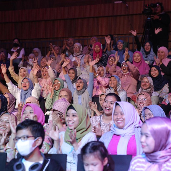 <p>Acara ini tak hanya menjadi ajang apresiasi untuk tokoh inspiratif pilihan, tapi juga menjadi ajang hiburan, lho. Pilihan Bunda Awards 2023 turut menghadirkan beberapa artis Tanah Air seperti Tantri Namira dan Haikal Kamil, Tasya Kamila, hingga grup band Nidji. (Foto: Agung Pambudhy)</p>