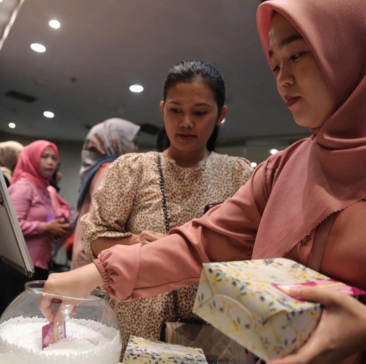 <p>Setelah melakukan registrasi, Bunda-Bunda yang hadir pun diberikan snack dan voucher berisi nomor doorprize. Tak hanya itu, nantinya voucher juga dapat ditukarkan dengan goodie bag. Foto: Agung Pambudhy</p>
