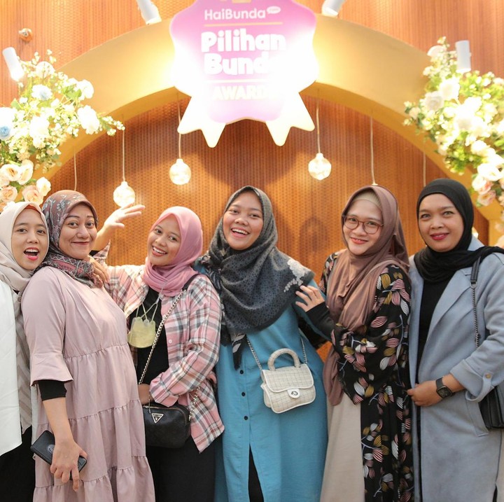 <p>Selain berdandan dengan <em>dresscode</em> biru dan merah muda, beberapa di antaranya juga melakukan sesi foto di backdrop yang telah disediakan. Mereka juga terlihat mengabadikan momen bersama komunitas. (Foto: Agung Pambudhy)</p>