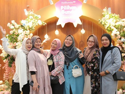 7 Potret Antusiasme Para Bunda Saat Pendaftaran Pilihan Bunda Awards 2023