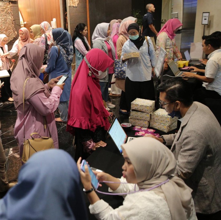 <p>Sama seperti Pilihan Bunda Awards sebelumnya, Pilihan Bunda Awards 2023 juga dihadiri oleh komunitas HaiBunda, HaiBunda Squad. Sejak siang, para Bunda telah memadati meja pendaftaran untuk melakukan registrasi. (Foto: Agung Pambudhy)</p>