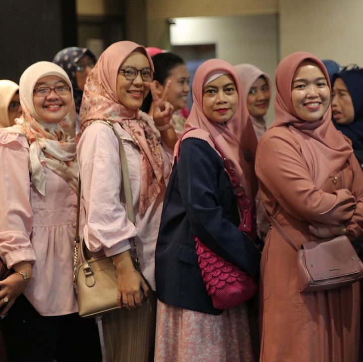 <p>Selain anggota HaiBunda Squad, ada pula komunitas lain yang turut hadir menyaksikan Pilihan Bunda Awards 2023. Misalnya saja Babies Bogor, Momakece, Ibu Hebat, Bunda Andalan, Wajah Bunda Indonesia, dan masih banyak lagi. (Foto: Agung Pambudhy)</p>