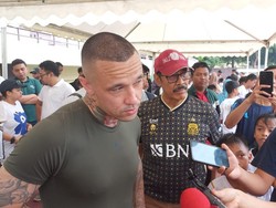 Girangnya Radja Nainggolan Jalani Coaching Clinic dengan Anak SD