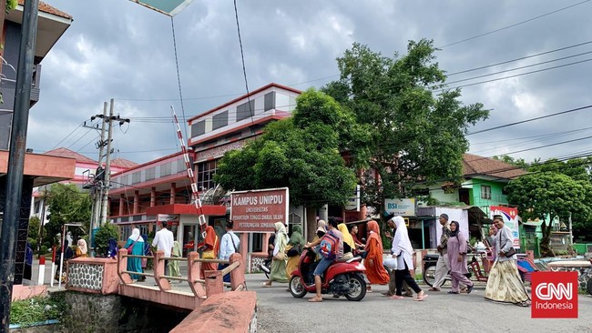Sejak dulu, pesantren punya peran penting di masyarakat Jawa Timur. Selain jadi pusat pendidikan agama, pesantren menyediakan ruang aktivitas sosial, politik.