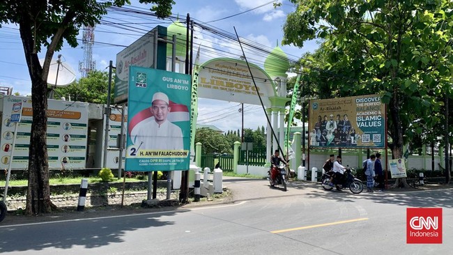 Sejak dulu, pesantren punya peran penting di masyarakat Jawa Timur. Selain jadi pusat pendidikan agama, pesantren menyediakan ruang aktivitas sosial, politik.