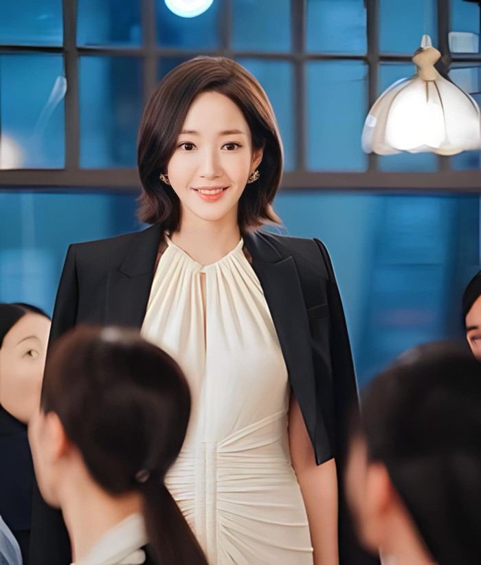 Before surprising his office friends, Jiwon stole attention at the reunion.  She looked elegant in an ivory jersey ruched dress made from crepe.  This luxurious dress looks classy./ Photo: instagram.com/parkminyoungworld