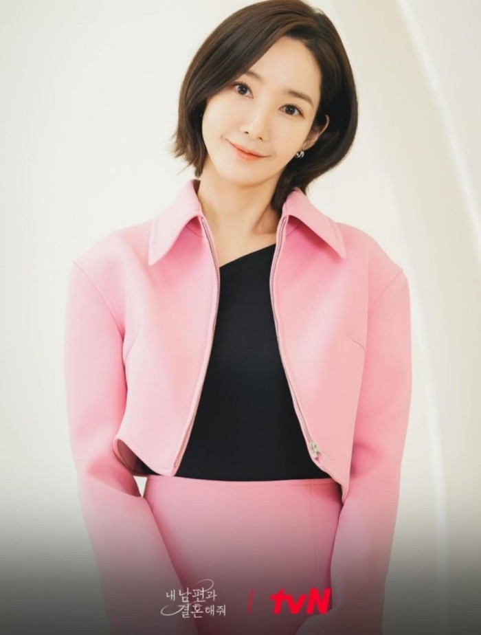Previously, Ji Won also tried various luxury outfits that made her look different.  Like the combination of a black asymmetric crop top, jacket and mini skirt from RECTO.  The color is pink, really beautiful!/ Photo: instagram.com/parkminyoungworld