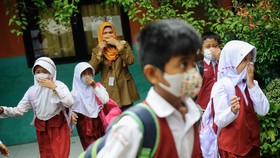 FOTO: Kecelakaan Beruntun di Puncak hingga Politikus PKB Ditahan KPK