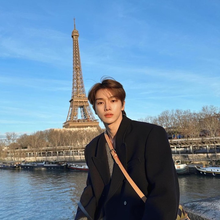 <p>Sosok Idol K-Pop dengan visual menawan ke-4 dimiliki oleh Sungchan dari RIIZE. Idol K-Pop kelahiran 2001 ini memiliki dengan proporsi wajah menawan. (Foto: Instagram @riize_official)</p>