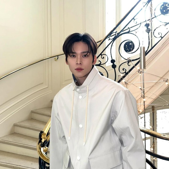 <p>Sosok Idol K-Pop dengan visual menawan terakhir datang dari RIIZE lagi, Bunda, yakni Eunseok. Pandai berbusana, Idol K-Pop kelahiran 2001 ini memiliki kulit yang cerah. (Foto: Instagram @riize_official)</p>