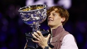 Kalahkan Medvedev, Jannik Sinner Juara Baru Australian Open