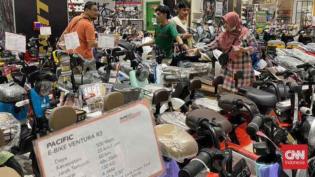 Seorang pengunjung Transmart Cibubur, Kabupaten Bogor mendapatkan diskon sepeda listrik gede-gedean di Transmart Full Day Sale, Minggu (28/1).