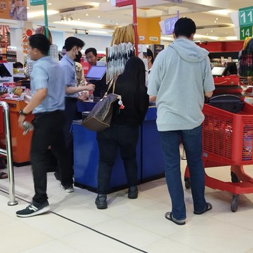 Transmart Full Day Sale di Gerai Cempaka Putih Diserbu Pengunjung Sejak Sore
