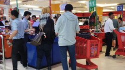Transmart Full Day Sale di Gerai Cempaka Putih Diserbu Pengunjung Sejak Sore