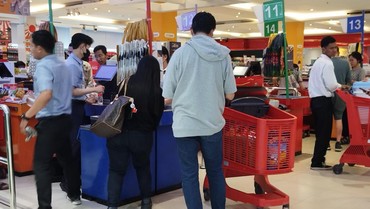 Transmart Full Day Sale di Gerai Cempaka Putih Diserbu Pengunjung Sejak Sore