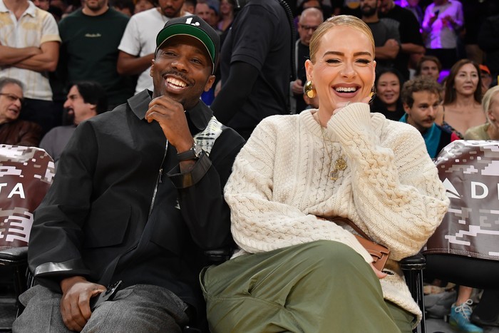 LOS ANGELES, CALIFORNIA - NOVEMBER 22: Rich Paul and Adele attend a basketball game between the Los Angeles Lakers and the Dallas Mavericks at Crypto.com Arena on November 22, 2023 in Los Angeles, California. NOTE TO USER: User expressly acknowledges and agrees that, by downloading and or using this photograph, User is consenting to the terms and conditions of the Getty Images License Agreement. (Photo by Allen Berezovsky/Getty Images) Inspirasi OOTD Pakai Sweater ala Selebriti, Tetap Chic dan Stylish
