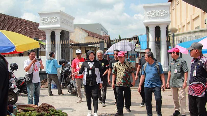 Bupati Klaten Sri Mulyani mengadakan peninjauan hasil pembangunan pagar pembatas di belakang Pasar Gedhe dengan lahan milik warga pada Jumat (26/1).