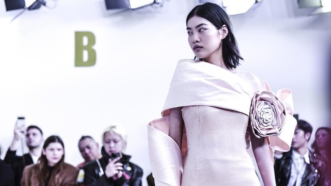 Koleksi Haute Couture Spring/Summer 2024 karya Alexis Mabille adalah gambaran indah seni yang ada dalam dunia mode.