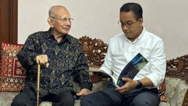 Anies Baswedan menyambangi rumah ekonom senior Emil Salim di kawasan Kuningan, Jakarta Selatan, pada Minggu (28/1) malam.