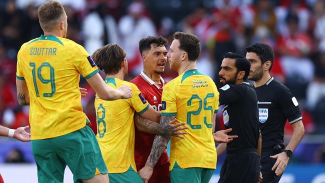 Bek kanan Australia Gethin Jones yang bikin onar saat melawan Timnas Indonesia di 16 besar Piala Asia 2023 harus dibawa ke rumah sakit usai laga.
