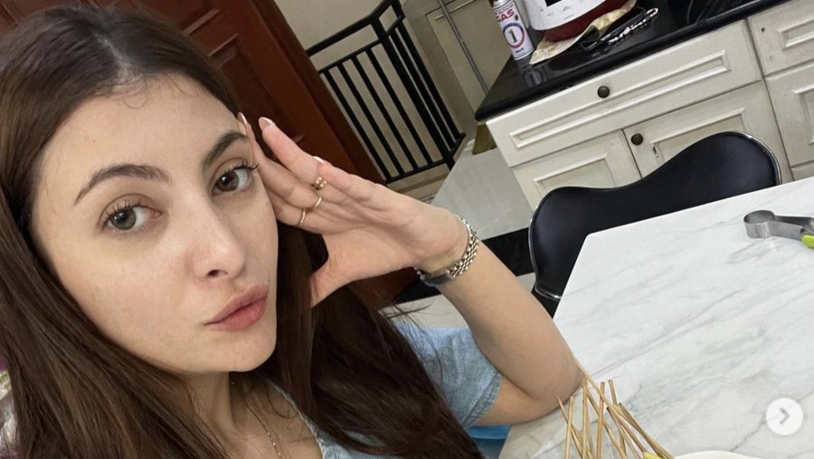 Cantiknya Sarah Keihl Saat Masak Steak hingga Coba Sempol Ayam