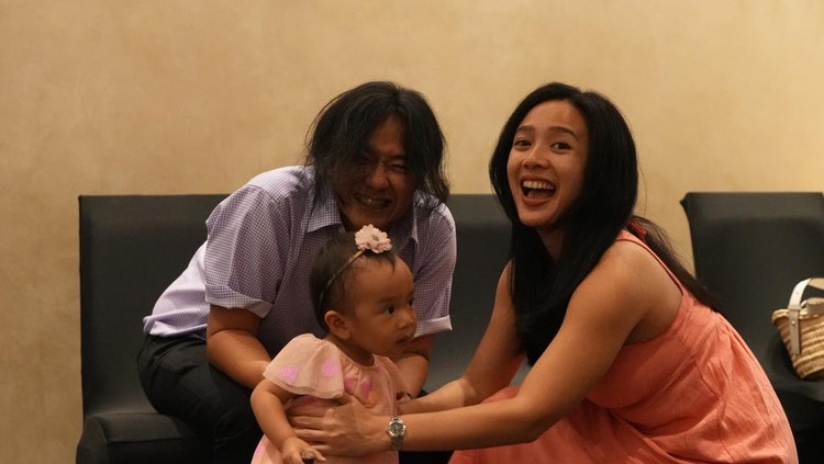 Dea Ananda bersama anak dan suaminya.
