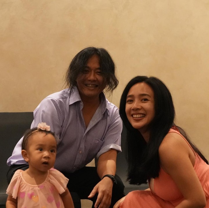 <p>Mantan personil Trio Kwek-Kwek, Dea Ananda hampir dua tahun menjadi seorang Bunda usai sang putri, Sanne El-Azhar lahir. Menurut Dea, menjadi seorang Bunda adalah pengalaman dengan level bahagia yang baru. "Iya bahagianya levelnya yang kita tuh belum pernah kita rasakan, mungkin seperti itu. Rasanya tuh seperti semua perasaan kayak kumpul jadi satu kayak overwhelm dan segala macam dan harus benar-benar berproses banget gitu," jelasnya kala diwawancara <em>HaiBunda,</em> belum lama ini. (Foto: Atmaja Kurniawan/ HaiBunda.com)</p>