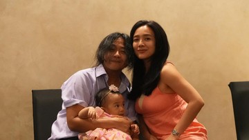 GAYA PARENTING DEA ANANDA DAN ARIEL NIDJI