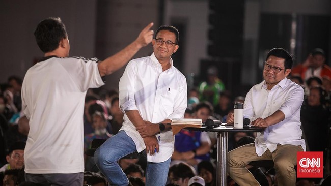 Acara kampanye capres nomor urut 1 Anies Baswedan, 'Desak Anies' edisi finale di DBL Arena Surabaya, Jawa Timur, Jumat (9/2) membludak.
