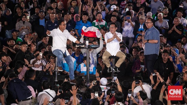 Rombongan Anies Baswedan dan Cak Imin mengalami tabrakan beruntun saat berkampanye Pilpres 2024 di Sumenep.