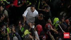 Anies & Cak Imin Terjepit Massa Membeludak saat Kampanye di Sumenep