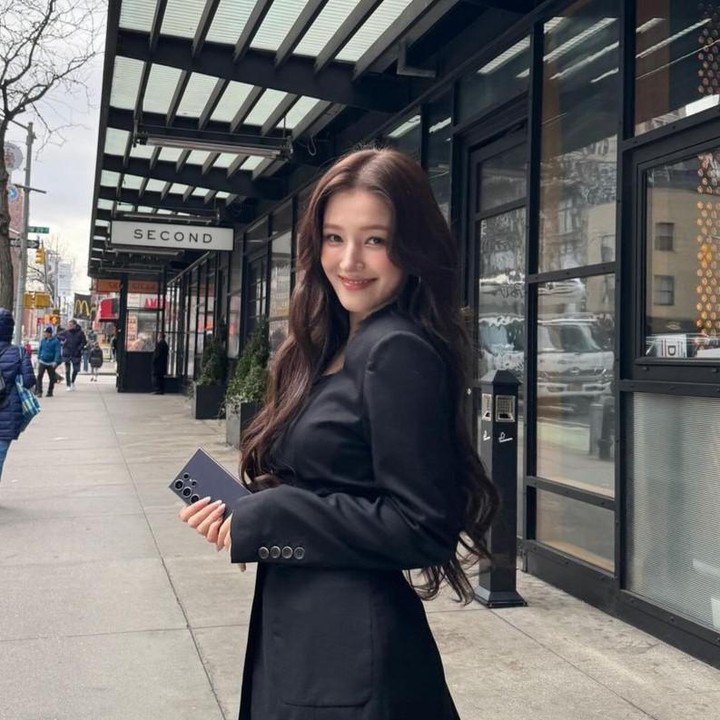 <p>Nancy Jewel McDonie lahir pada 13 April 2000 di Korea Selatan, Bunda. Ayahnya, Richard Jowel McDonie, seorang Kolonel Angkatan Darat Amerika Serikat, bertemu dengan sang ibunda, Lee Myeong-ju, saat ia bertugas di Korea Selatan. (Foto: Instagram @nancyjewel_mcdonie_)</p>