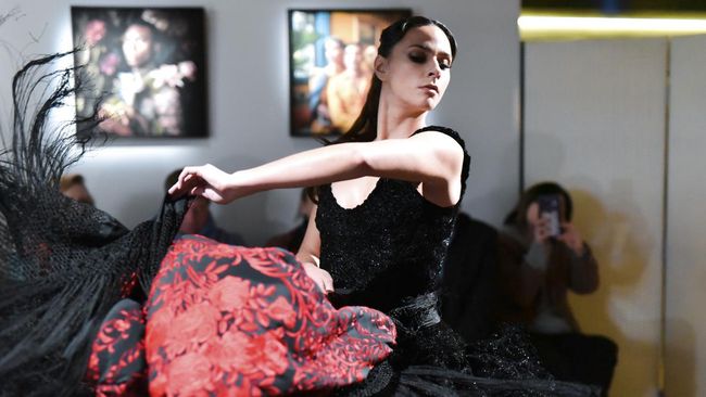 Di dunia haute couture, semuanya sah-sah saja. Setiap show memiliki keunikan, dan setiap couturier memiliki kebebasan untuk menampilkan kreasi mereka.