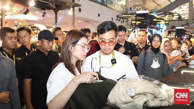 Gibran mempersilakan publik bertanya langsung ke Jokowi apakah kegiatan makan bakso di Magelang itu bentuk dukungannya ke Prabowo.