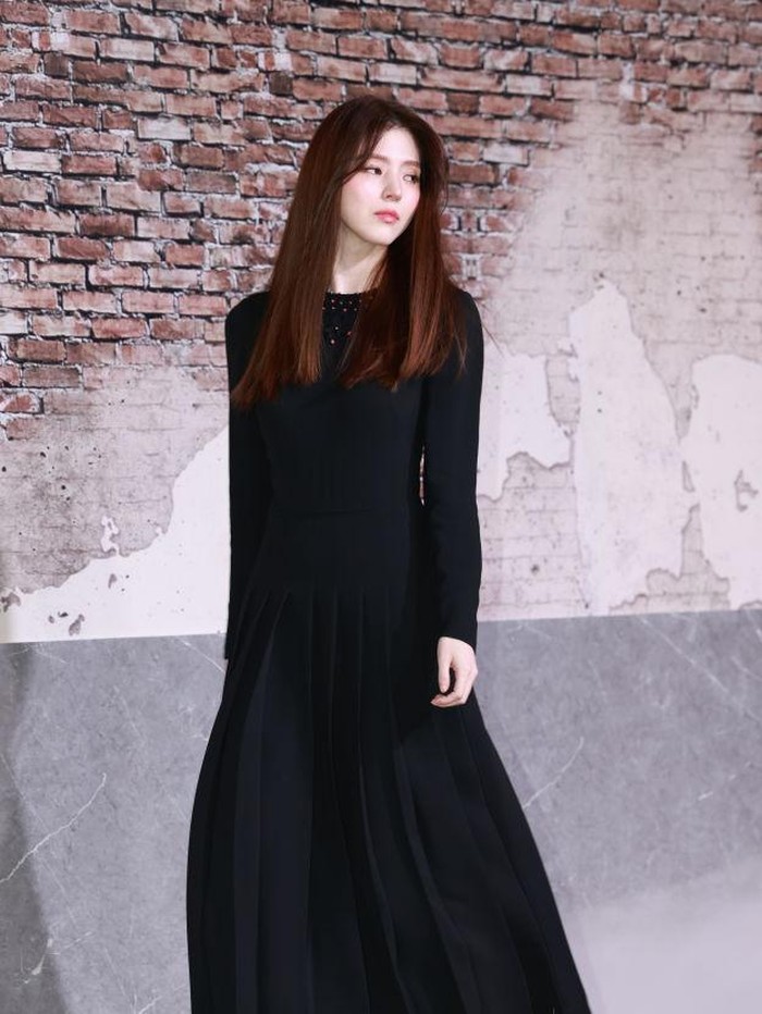 Want to look fashionable but still simple?  Wear your favorite black long dress, like Han So Hee's style below!/ Photo: ImaZins via Getty Images/The Chosunilbo JNS
