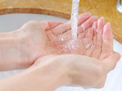 Manfaat Cuci Muka dengan Air Es Dingin, Bisa Kencangkan Wajah Bun!