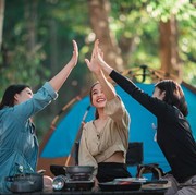 Camping Bareng Teman Buat Liburan Seru! Ikuti 7 Tips Berkemah saat Musim Hujan Ini