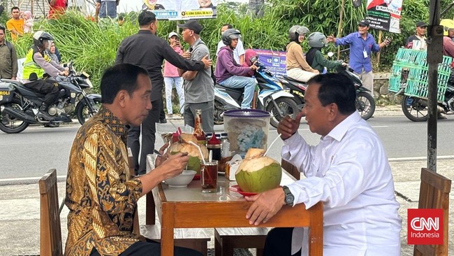 Presiden Joko Widodo makan siang bersama Menteri Pertahanan Prabowo Subianto usai meresmikan Grha Utama Akademi Militer Magelang, Jawa Tengah, Senin (29/1).