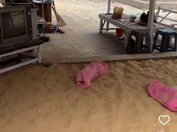 Ternyata Ini Alasan Warga Desa di Sumenep Tidur Pakai Kasur Pasir