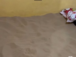 Viral! Warga di Desa Ini Sehari-hari Tidur di Kasur Pasir