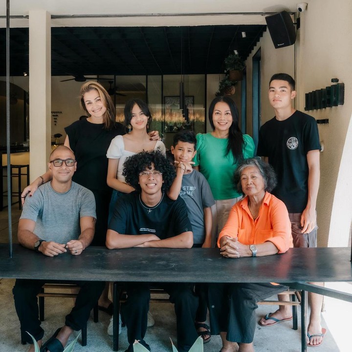 <p>Belum lama ini, Dewi Lestari membagikan momen ketika berkumpul dengan keluarga Marcell di tahun baru 2024. "Hepi banget lihat anak-anak kumpul lengkap.<em> Thank you, The Siahaans for the fun lunchie and the amazing pics!"</em> ucapnya. (Foto: Instagram @deelestari)</p>