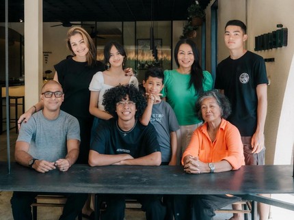 7 Potret Kebersamaan Dewi Lestari Bareng Keluarga Marcell Siahaan