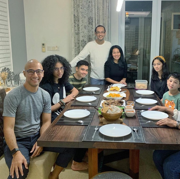 <p>Dee Lestari dan Marcell Siahaan kerap mempertemukan keluarga mereka masing-masing untuk berkumpul. Salah satu agenda rutin yang kerap mereka lakukan adalah makan bersama.<em> "Throwback to our extended family dinner. A night filled with food, stories, and some crazy gaming. Till next time, Edga and Nenek Tifa! Thank you Pakcik, Makcik, and Seth. Was great having you guys over</em> (Makan malam keluarga besar kami. Malam yang penuh dengan makanan, cerita, dan permainan gila. Sampai jumpa lagi, Edga dan Nenek Tifa! Terima kasih Pakcik, Makcik, dan Seth. Senang sekali kalian bisa datang)," tulis Dewi di unggahan fotonya. (Foto: Instagram @deelestari)</p>