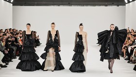 Keindahan Lahir dari Paradoks dan Destruksi di Dunia Viktor & Rolf