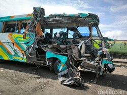 Ngerinya Kecelakaan Rombongan Peziarah di Gresik, Bus Hancur Separuh