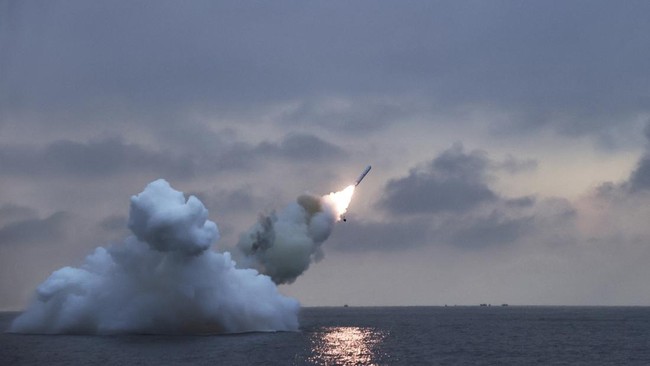Korea Utara melakukan uji coba hulu ledak super besar yang dirancang untuk rudal jelajah strategis pada Jumat (19/4) sore.