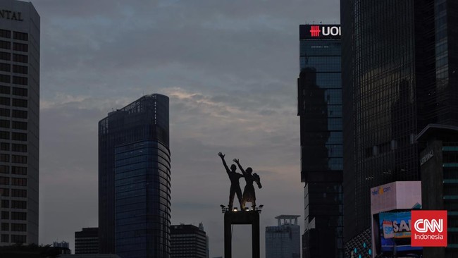 Kualitas udara di Jakarta lebih baik dalam dua pekan terakhir dan membuat langit terlihat berwarna biru cerah. Lantas apa penyebabnya?