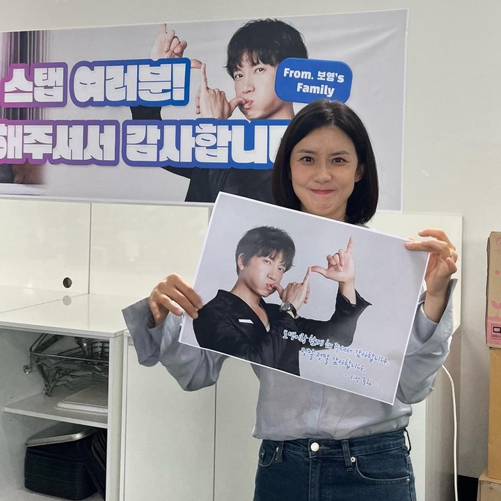 <p>Potret<em> food truck</em> ini juga dibagikan oleh Lee Bo Young dalam akun Instagramnya. Di sana, netizen mengaku gemas karena keduanya tampak sama-sama bucin. "Gak lakinya gak istrinya bucin bangetttt," puji akun @lukm*****. (Foto: Instagram @lee.b0.young)<br /><br /><br /></p>
